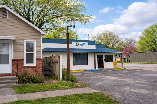 Building Photo - 305 W Maple St