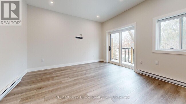 Photo du bâtiment - 39 1st Ave S