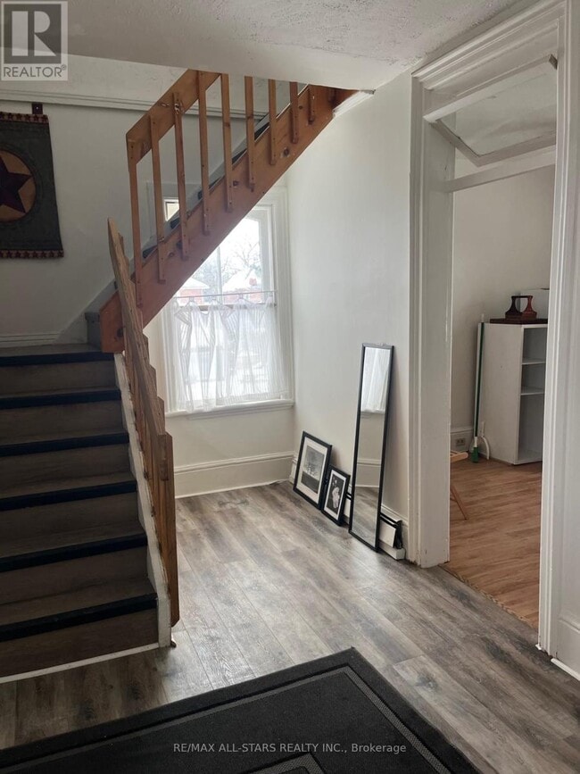 Photo du bâtiment - 4 Kent St W