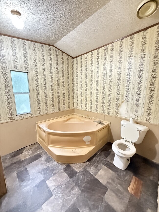 Building Photo - 252 Little Pond Ln