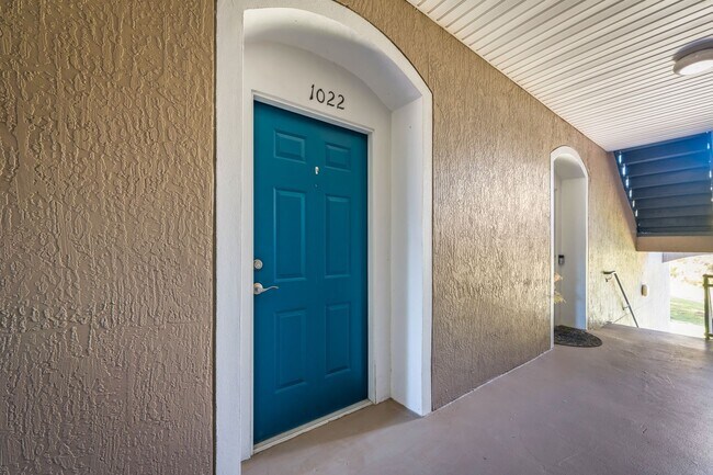 Foto del edificio - Gated community • Updated 2-bed, 2-bath condo in The Overlook at Baymeadows