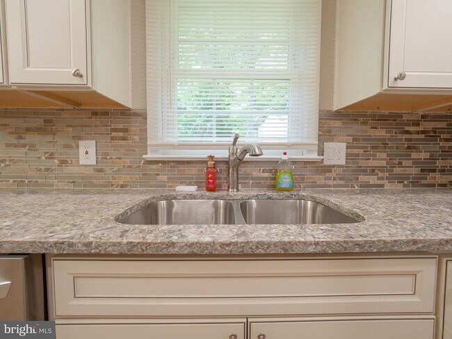 Building Photo - 314 Elmwood Dr