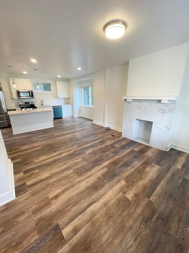 Building Photo - Entirely Remodeled 3 Bedroom, 1 Bathroom i...