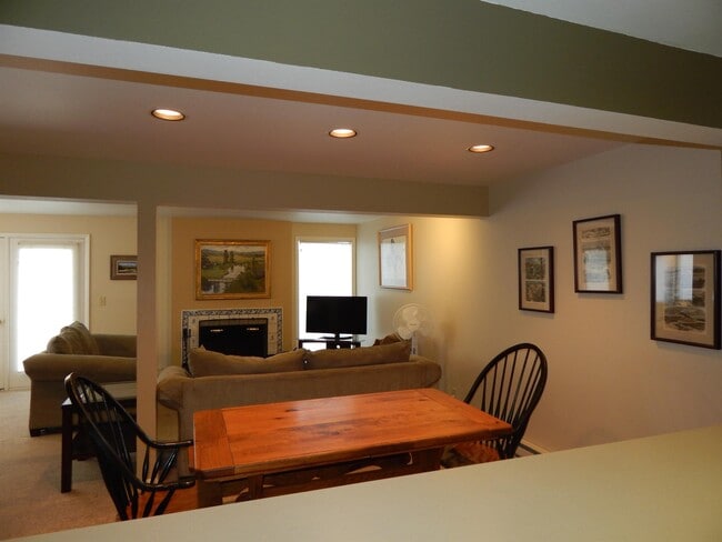 Building Photo - 420 Sagebrush Dr
