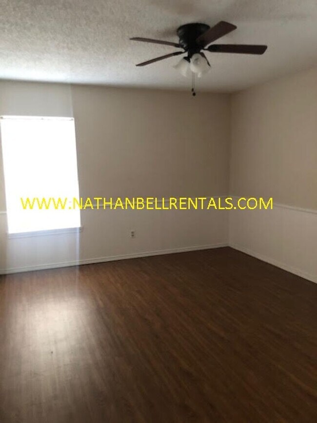 Foto del edificio - 3 bedroom 2 bath duplex