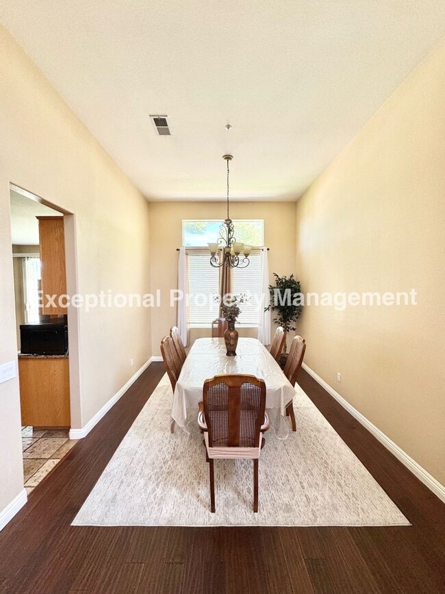 Building Photo - Great 4 bed 3 bath home with a loft