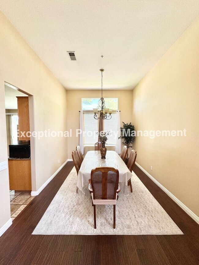 Foto del edificio - Great 4 bed 3 bath home with a loft