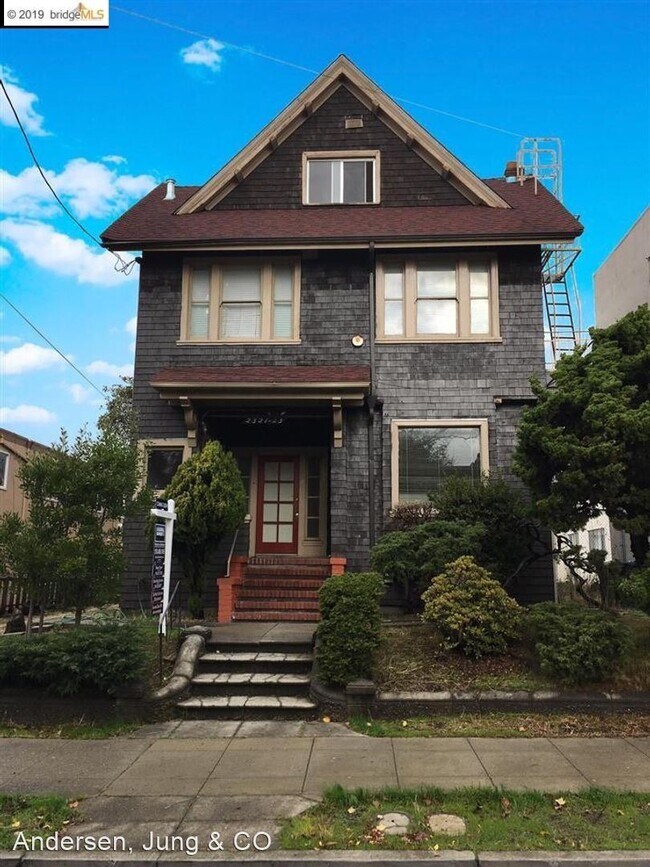 Building Photo - 2321-2323 Blake St
