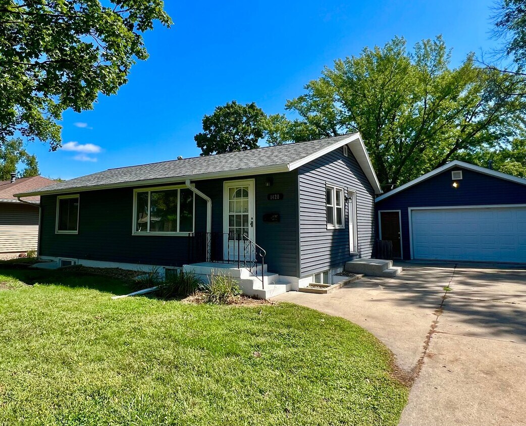 Foto principal - 4 bed 2 bath with big garage!
