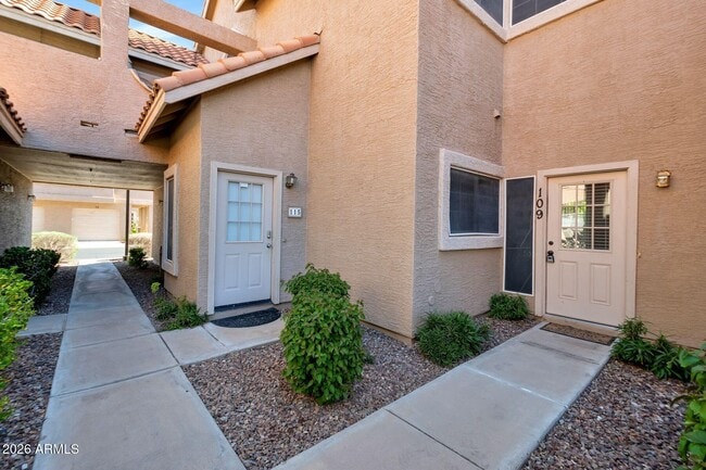 Building Photo - 1633 E Lakeside Dr