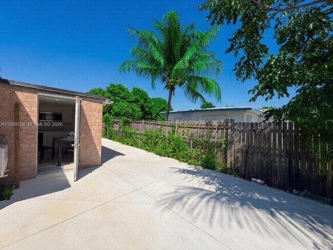 Foto del edificio - 15841 NW 18th Pl