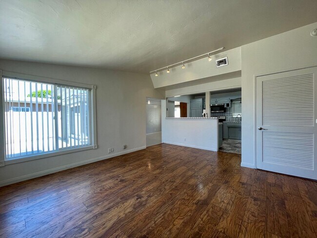 Building Photo - Gorgeous 3 Bedroom 2 Bathroom Home In Lemo...