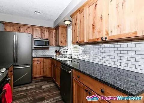 Foto del edificio - 5830 Peony Ln N