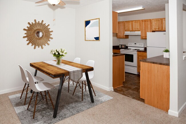 Comedor y cocina - Jasper Place Apartments