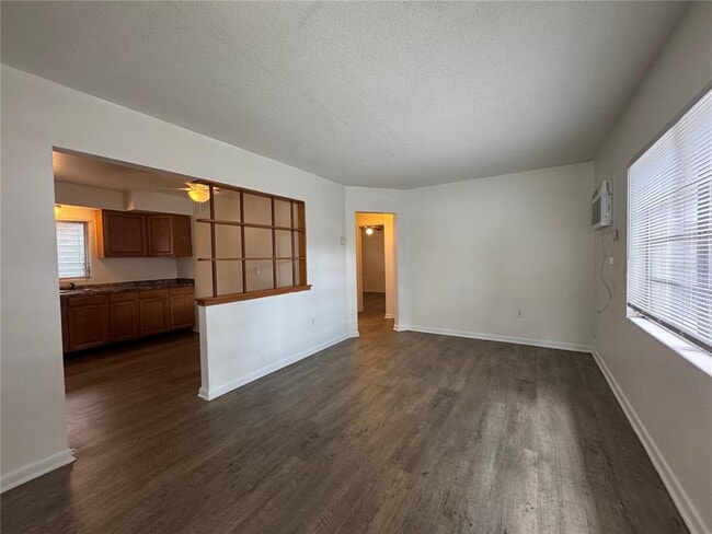 Building Photo - 1307 N Fern Creek Ave