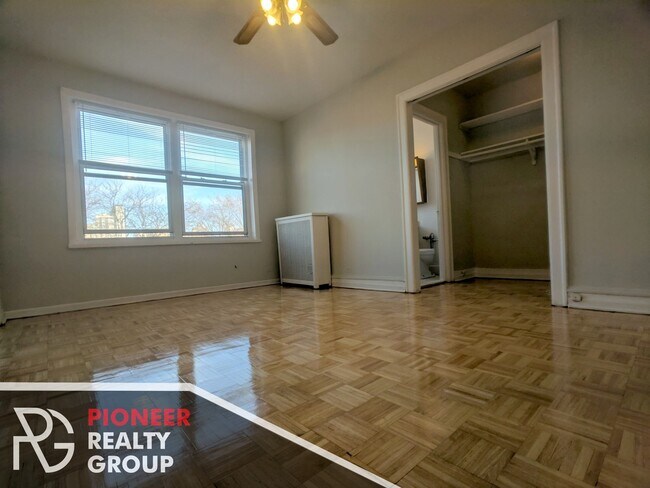 Foto del edificio - 717 W Belmont Ave