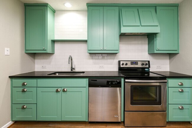 Foto del edificio - 4406-4410 Granbury TriPlex