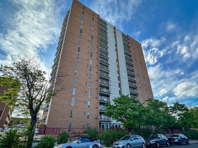 Foto del edificio - Location is everything! Partially furnishe...