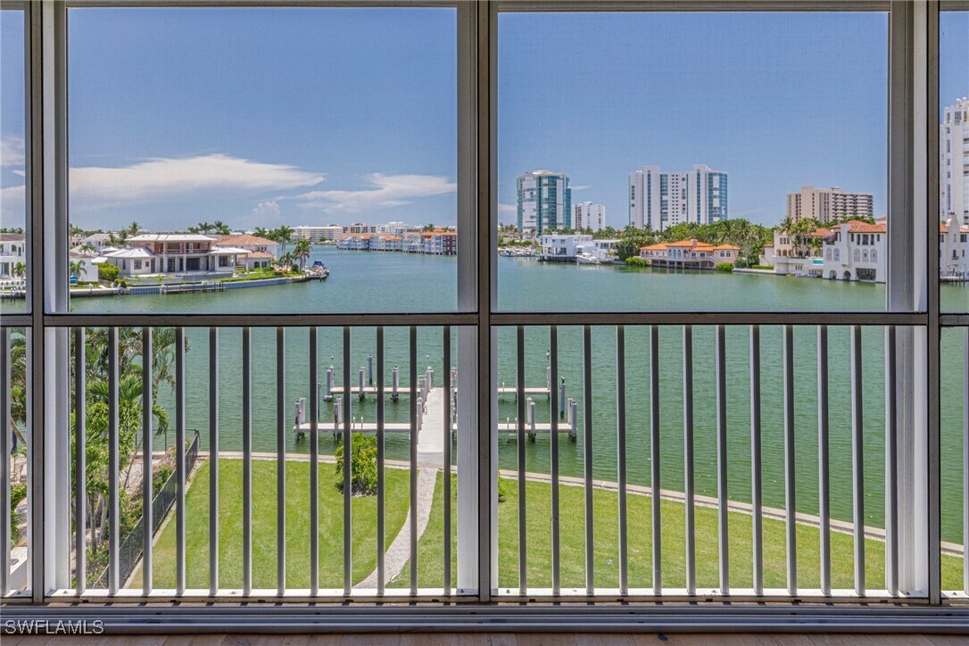Foto principal - 250 Park Shore Dr