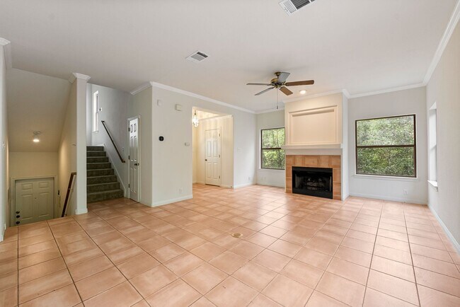 Foto del edificio - Refined Northwest Austin Living in Lakewood | Peaceful Setting, Thoughtfully Updated Interiors
