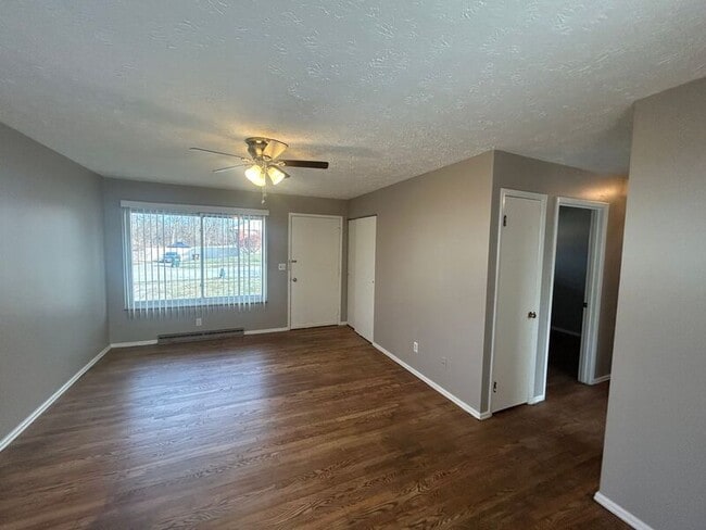 Building Photo - 2801 Royal Glen Dr