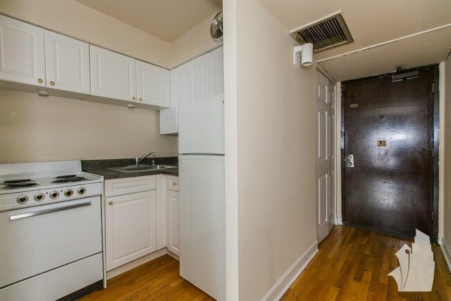 Building Photo - 1220 N La Salle Dr