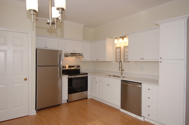 Building Photo - 1651 Village Glenn Dr