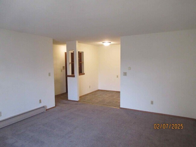 Foto del edificio - Available February 2026 Large 2 BD 1.5 Bath - Free heat, water, parking