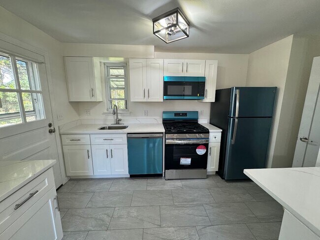 Building Photo - Completely Updated, Open , Quiet House in Oakmont!