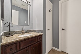 Building Photo - 11331 Oakcenter Dr