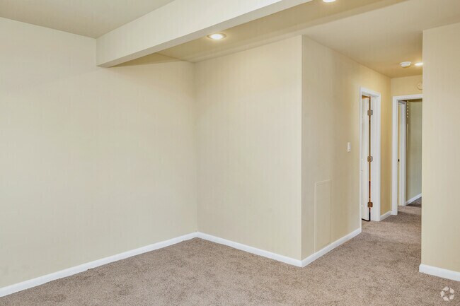 2 habitaciones, 2 baños - 1055 pies cuadrados - Baylor - Comedor - Colony Point Apartments