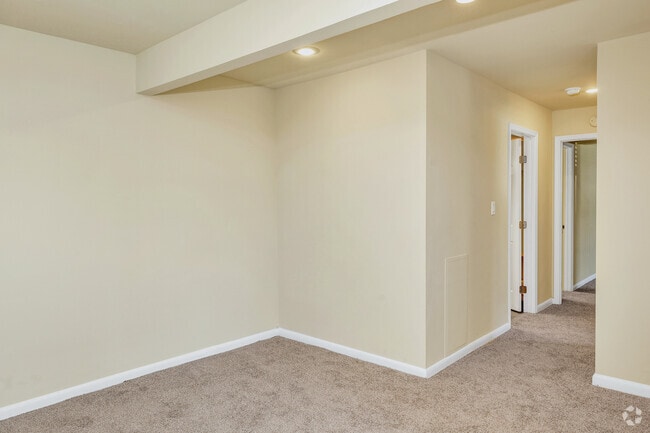 2BR, 2BA - 1,055SF - Baylor - Dining Room - Colony Point Apartments