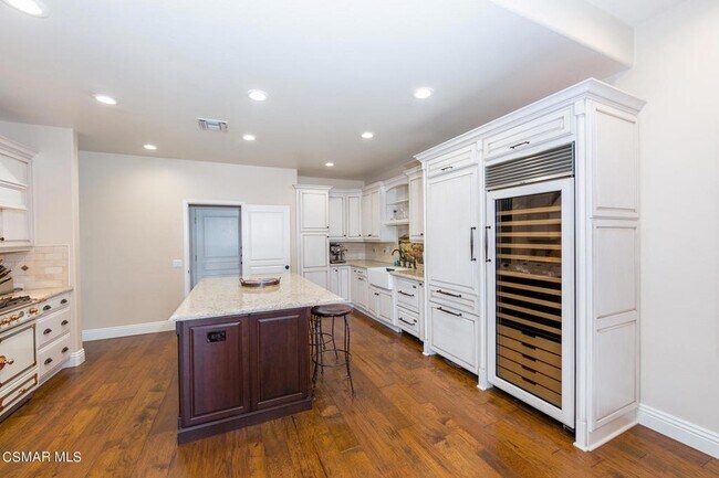 Building Photo - 32201 Lakeport Dr