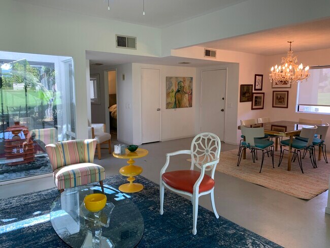 Foto del edificio - 686 N Palomar Cir