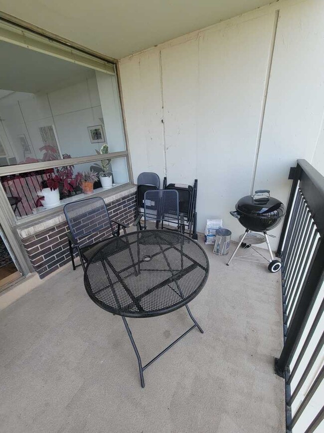 Building Photo - 1460 N Sandburg Terrace