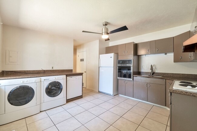 Building Photo - 3 Bed - 1 Bath Home in Sunset - Huge Yard ...