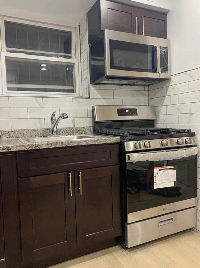 Brand new stove and microwave! - 13440 161st St