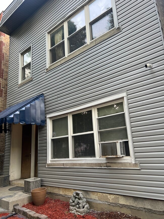 Building Photo - 1533 N Rockwell St