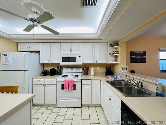 Building Photo - 7430 S Ocean Dr