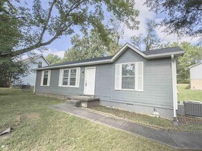 Building Photo - 704 Ranch Hill Dr