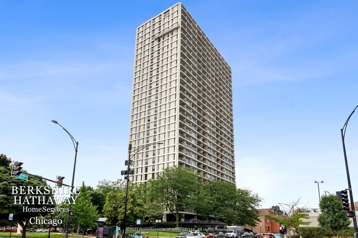 Foto principal - 1960 N LINCOLN PARK WEST Avenue