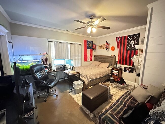 Building Photo - Four Bedroom Near Downtown Athens