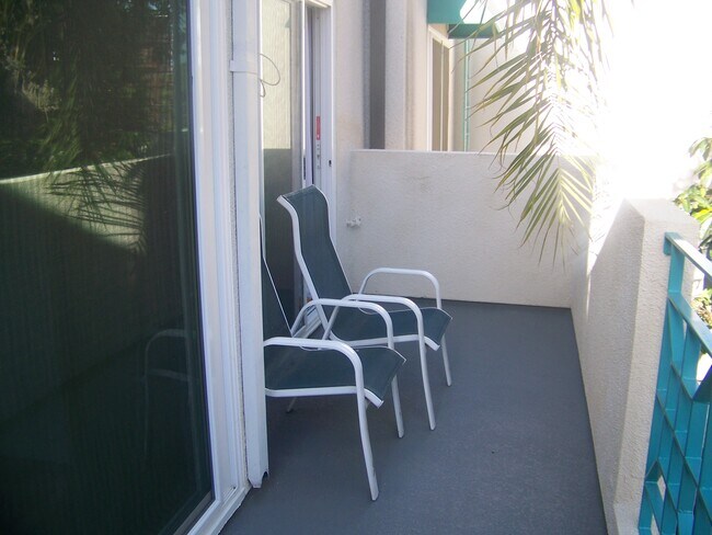 Building Photo - 433 E Tamarack Ave