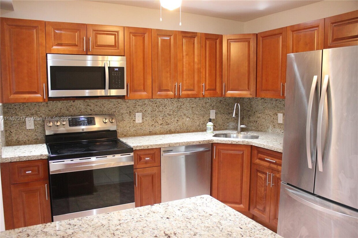 Foto principal - 8958 Collins Ave