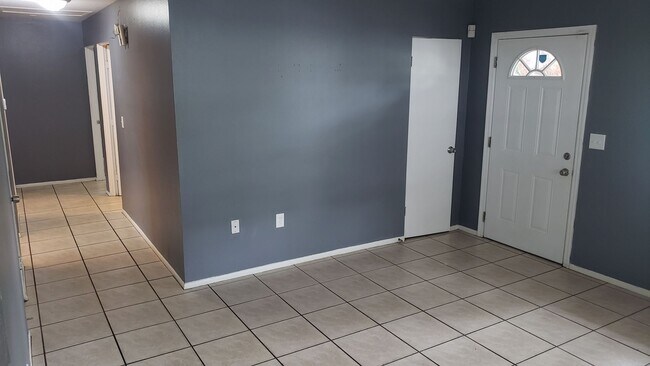 Building Photo - 3 bedroom 1 bath home