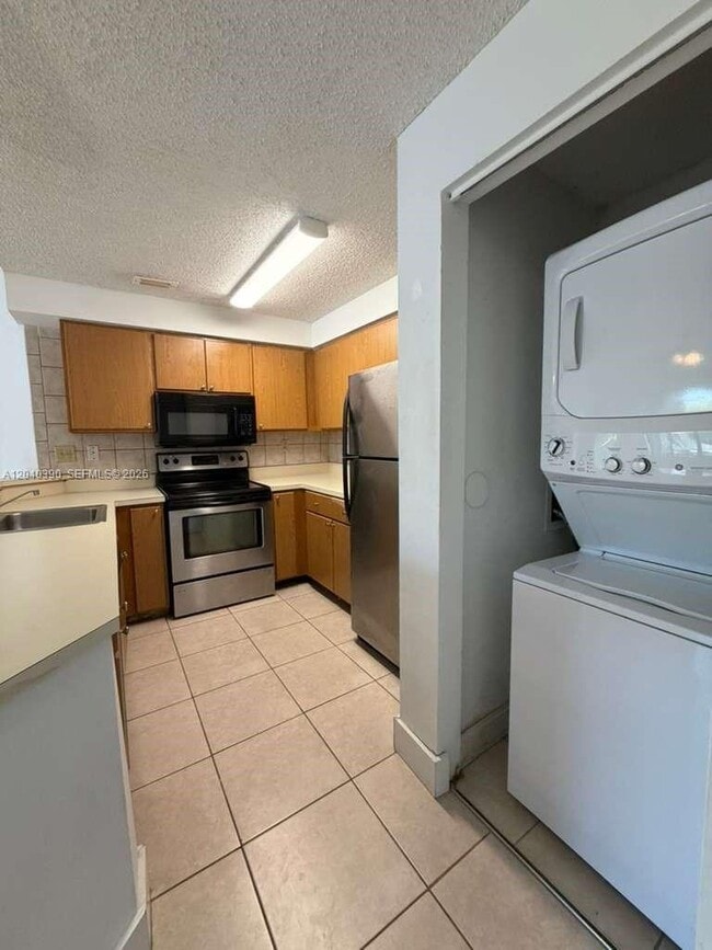 Building Photo - 2550 SW 18th Terrace