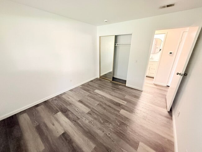 Foto del edificio - Beautifully Updated Corner Unit with Mount...