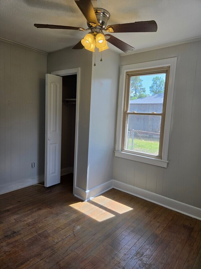 Building Photo - 2117 Kennedy Dr