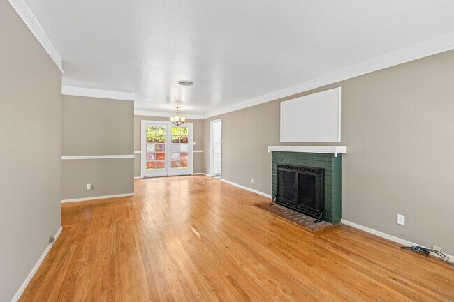 Building Photo - Charming Single-Level 3 Bedroom, 2 Bath Home