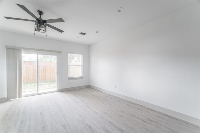 Foto del edificio - 837 W Little York Rd